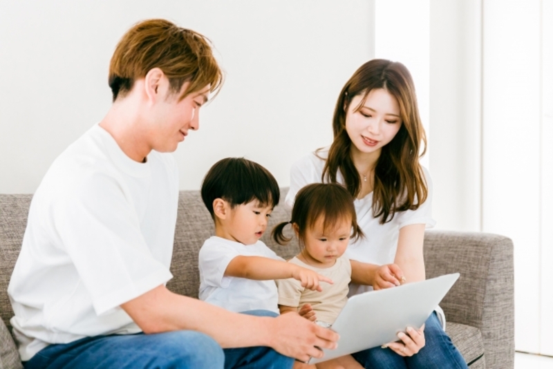 パソコンを見る家族のイメージ画像